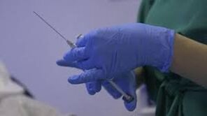 Inyección en manos de un médico