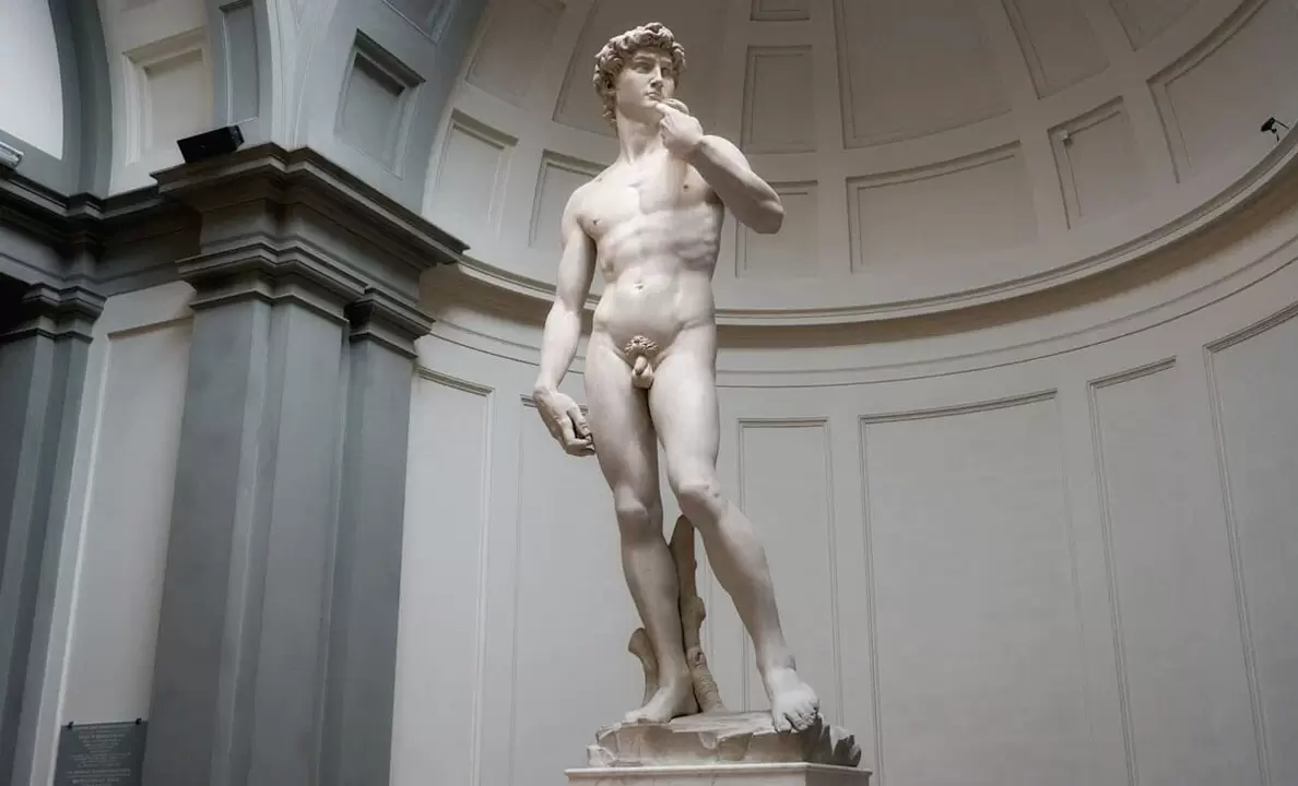 estatua de hombre desnudo y agrandamiento del pene