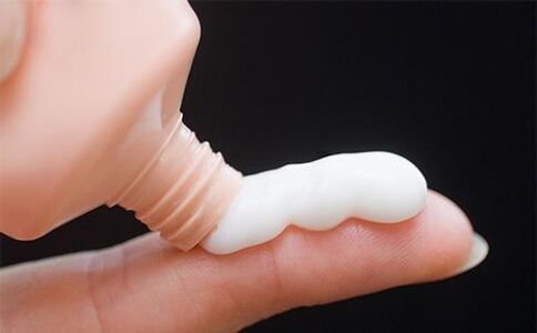 Usar geles y cremas es una de las formas de agrandar la cabeza del pene. 