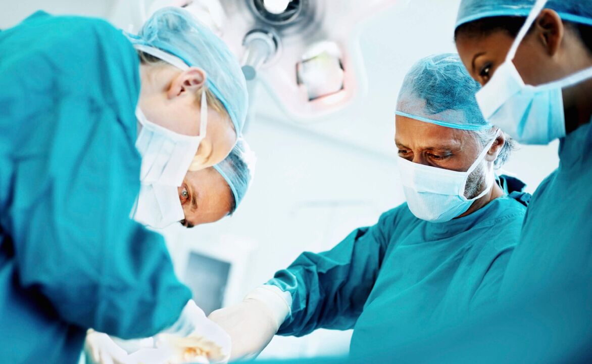 El proceso de agrandamiento del pene por cirujanos mediante cirugía. 